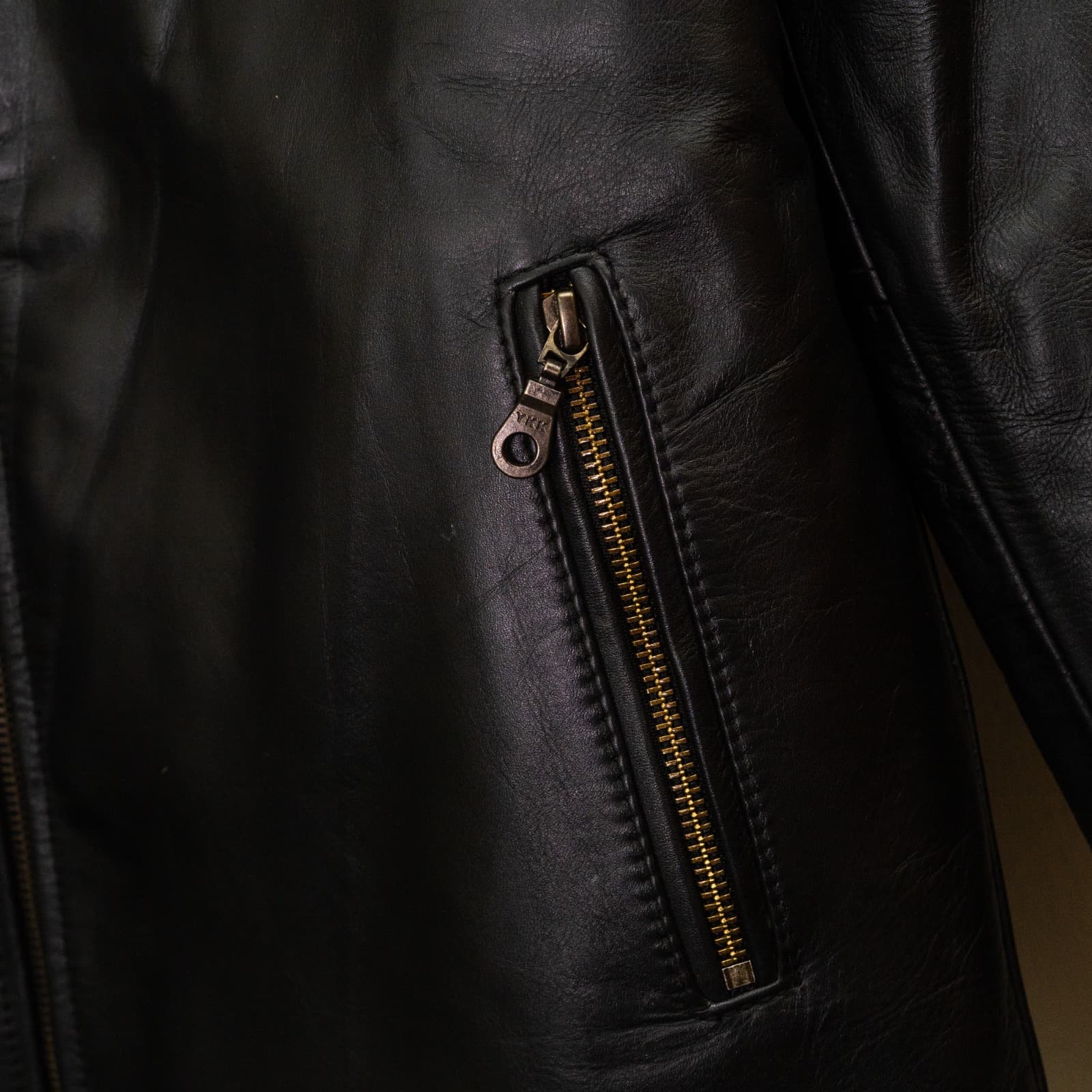Leather detail thumbnail 9